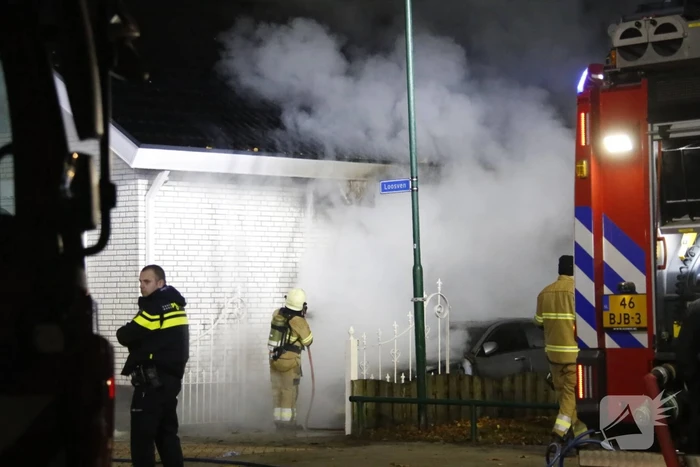 Autobrand slaat over naar woning, een gewonde