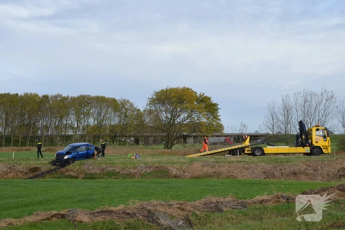 Personenauto belandt in sloot