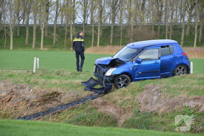 Personenauto belandt in sloot