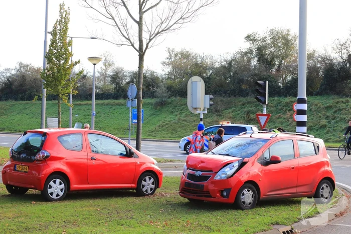 Twee auto's botsen op kruising