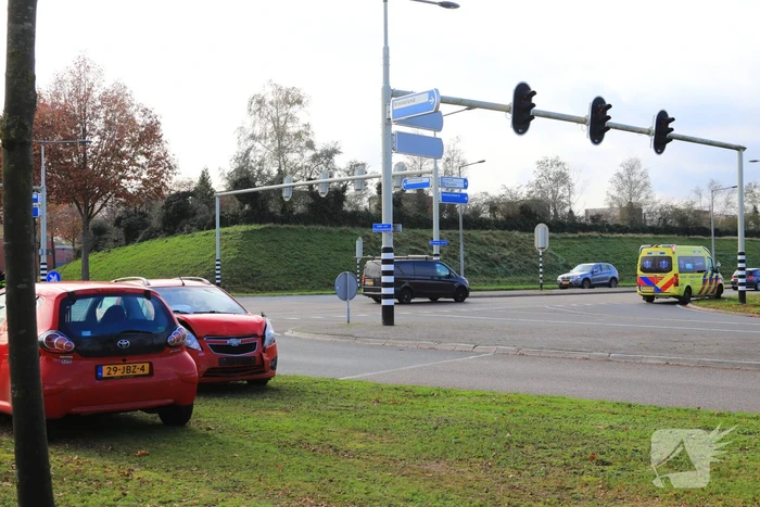 Twee auto's botsen op kruising