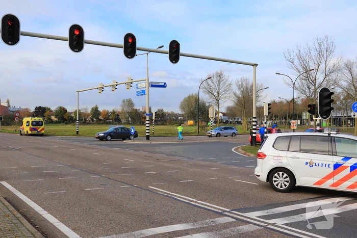 Twee auto's botsen op kruising