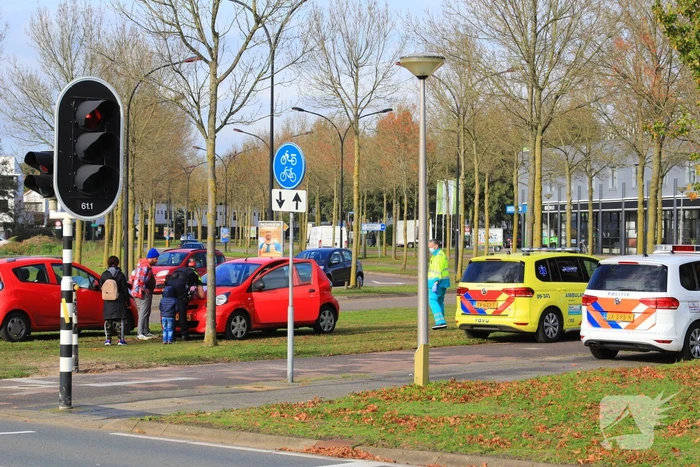 Twee auto's botsen op kruising