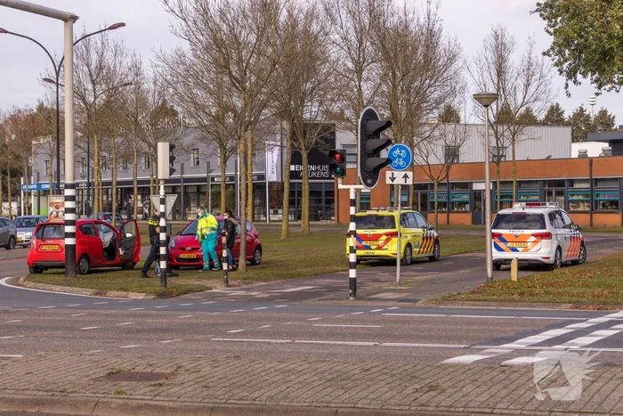 Twee auto's botsen op kruising