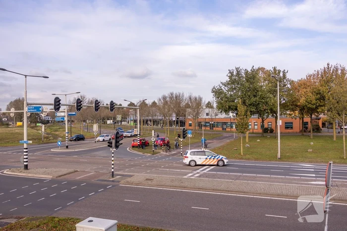 Twee auto's botsen op kruising