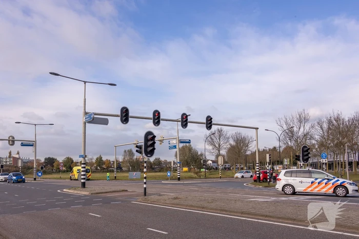 Twee auto's botsen op kruising