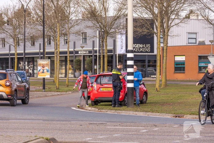 Twee auto's botsen op kruising