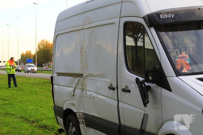 Bestuurder van bestelbus valt in slaap en schampt boom