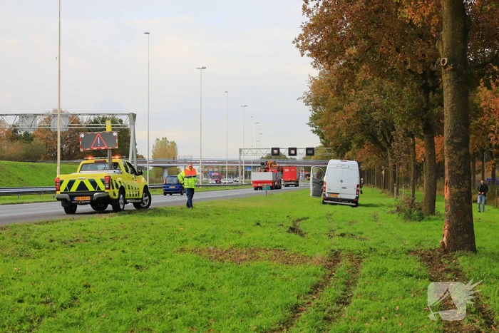 Bestuurder van bestelbus valt in slaap en schampt boom
