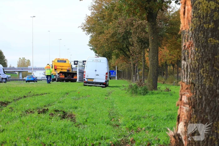 Bestuurder van bestelbus valt in slaap en schampt boom