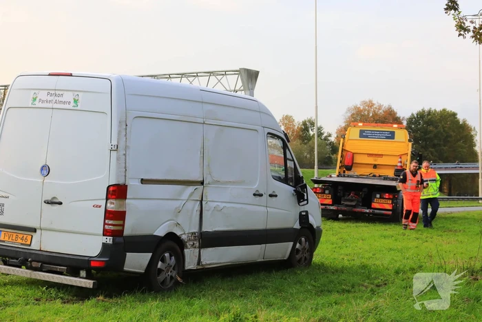 Bestuurder van bestelbus valt in slaap en schampt boom