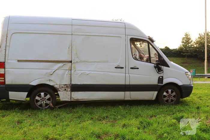 Bestuurder van bestelbus valt in slaap en schampt boom