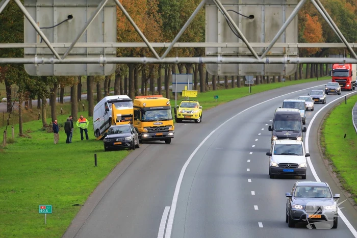 Bestuurder van bestelbus valt in slaap en schampt boom