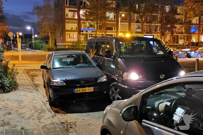 Man gewond na aanrijding met bestelbus