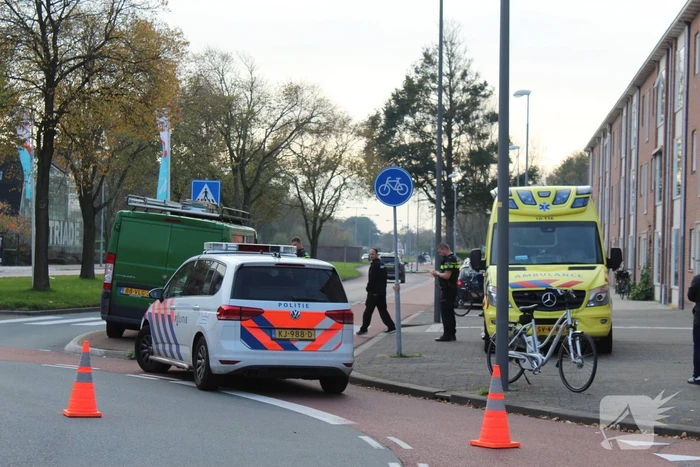 Fietsster op rotonden aangereden door bestelbus