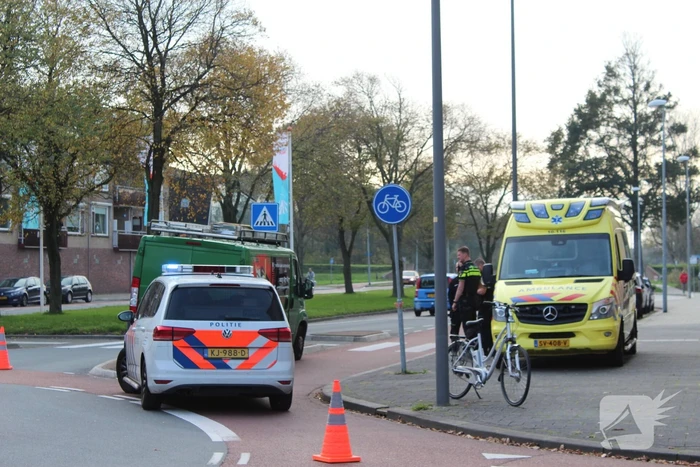 Fietsster op rotonden aangereden door bestelbus