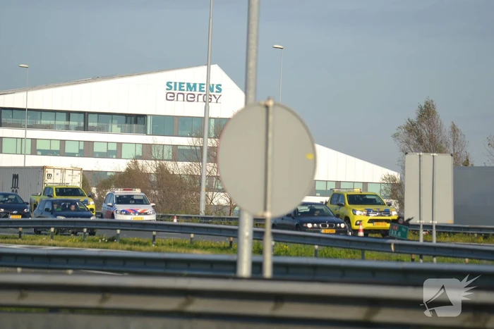 Personenauto heeft schade na botsing tegen vangrail