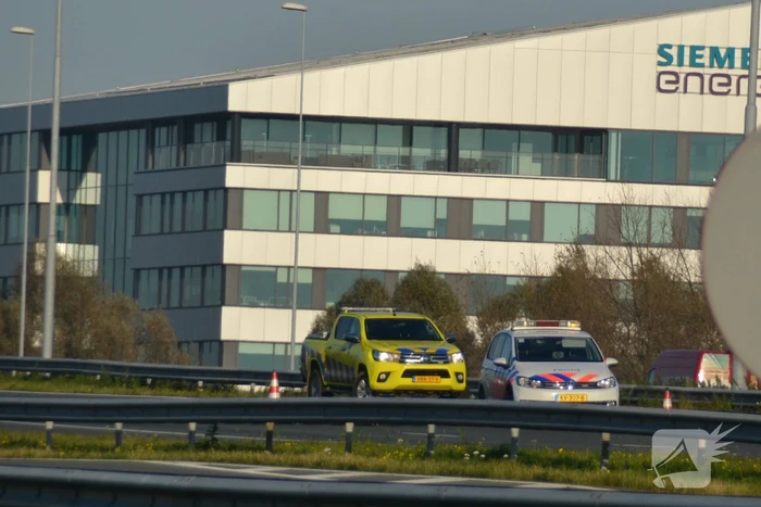 Personenauto heeft schade na botsing tegen vangrail