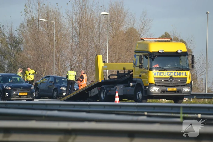 Personenauto heeft schade na botsing tegen vangrail