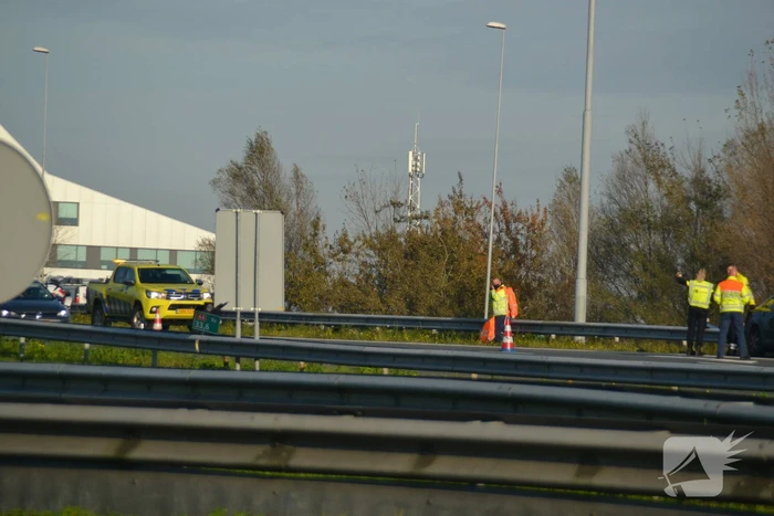 Personenauto heeft schade na botsing tegen vangrail