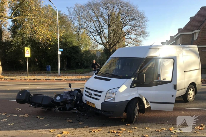 Motor botst frontaal op afslaande bestelbus