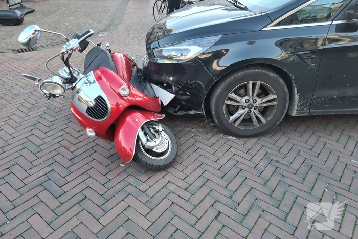 Personenauto komt in botsing met scooter