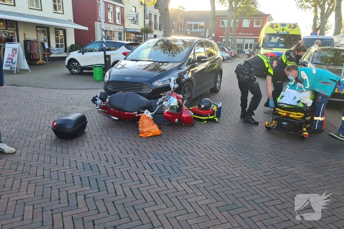 Personenauto komt in botsing met scooter