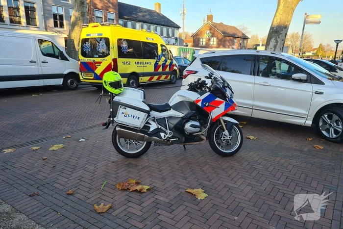 Personenauto komt in botsing met scooter