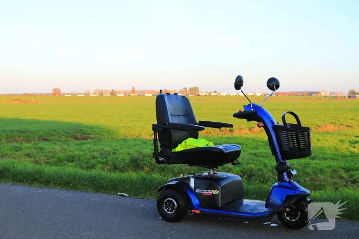Man met scootmobiel te water
