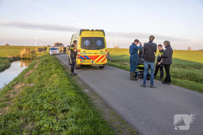 Man met scootmobiel te water