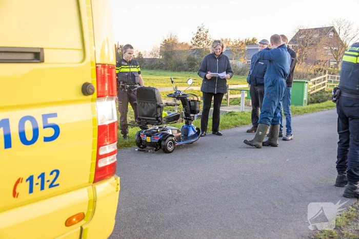 Man met scootmobiel te water