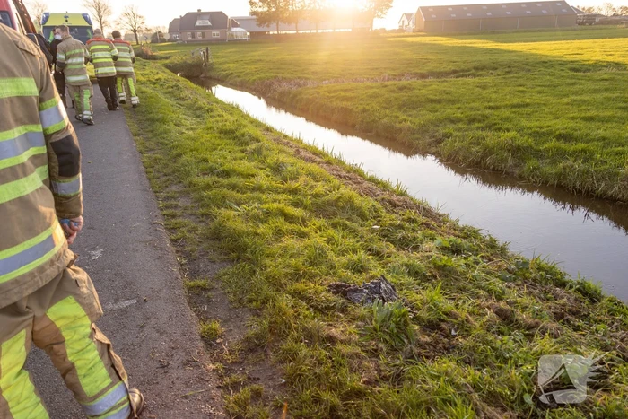 Man met scootmobiel te water
