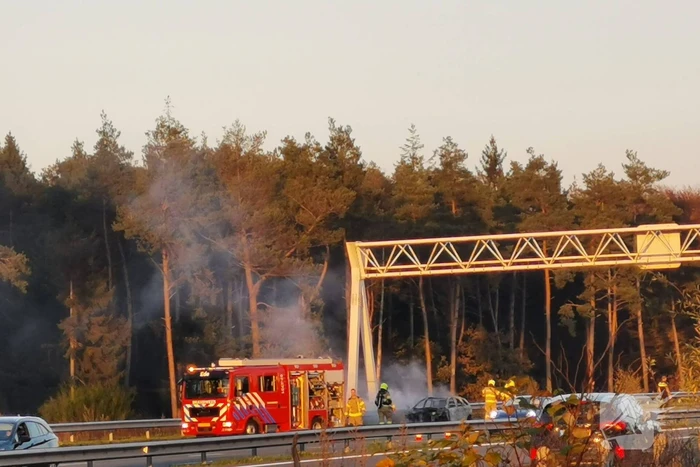 Brandweer blust brand in personenauto op snelweg
