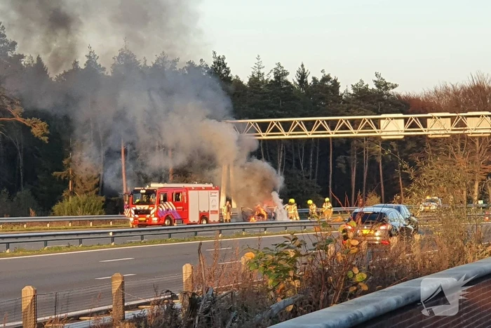 Brandweer blust brand in personenauto op snelweg