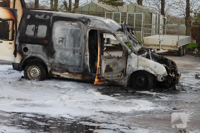 Bestelbus achter boerderij brandt volledig uit