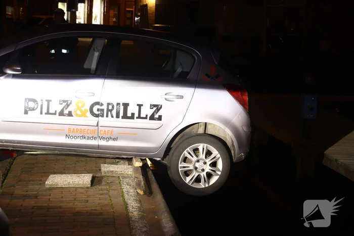 Auto rolt bijna van kade door vergeten handrem