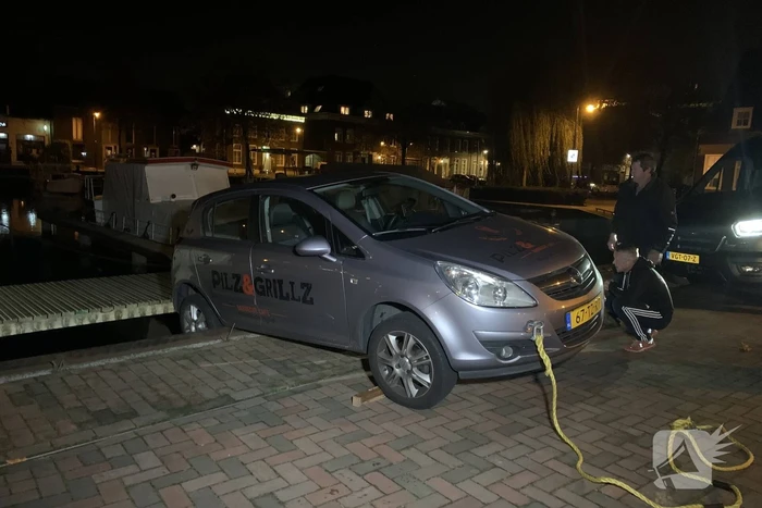 Auto rolt bijna van kade door vergeten handrem