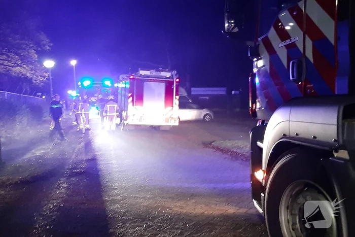 Berg afval in brand achter schoolgebouw