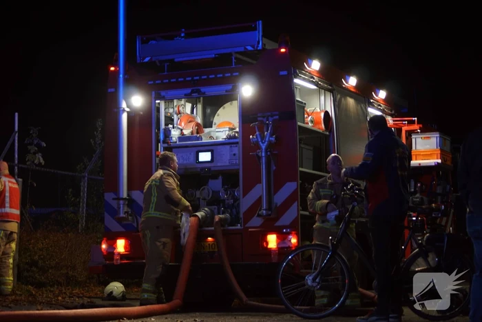 Berg afval in brand achter schoolgebouw