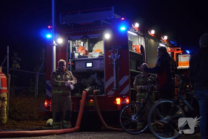 Berg afval in brand achter schoolgebouw