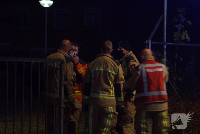 Berg afval in brand achter schoolgebouw