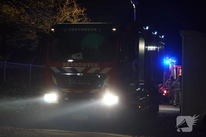 Berg afval in brand achter schoolgebouw