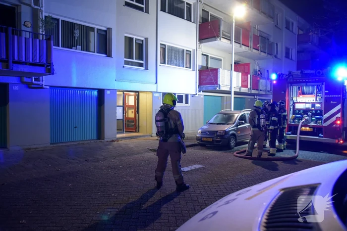 Brandweer blust brand in kelderbox, 3 woningen ontruimd