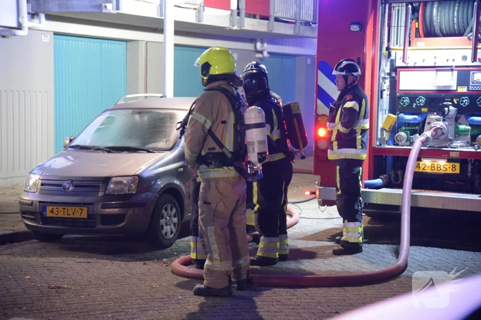 Brandweer blust brand in kelderbox, 3 woningen ontruimd