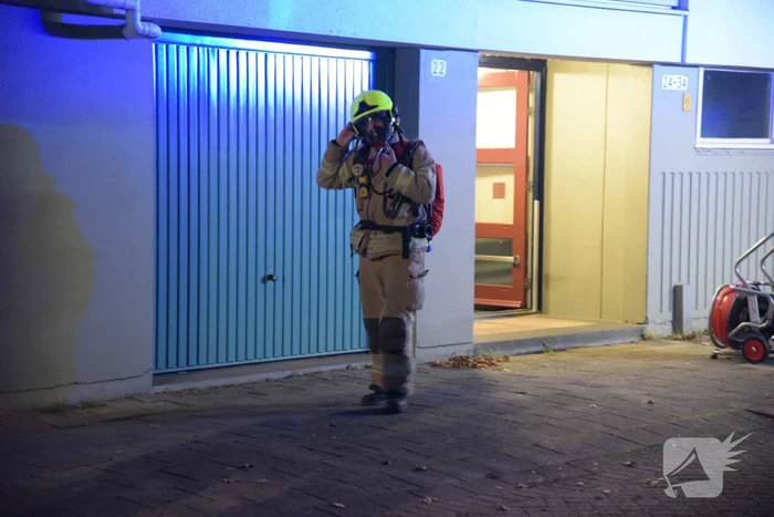 Brandweer blust brand in kelderbox, 3 woningen ontruimd