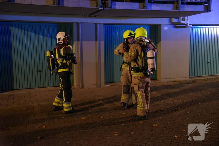 Brandweer blust brand in kelderbox, 3 woningen ontruimd