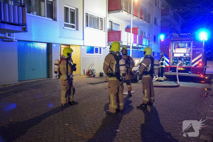 Brandweer blust brand in kelderbox, 3 woningen ontruimd