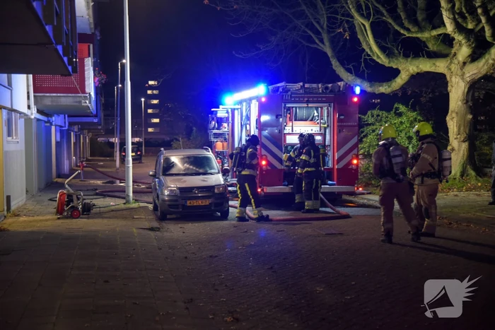 Brandweer blust brand in kelderbox, 3 woningen ontruimd
