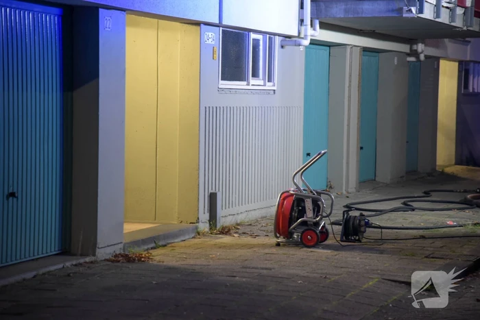 Brandweer blust brand in kelderbox, 3 woningen ontruimd