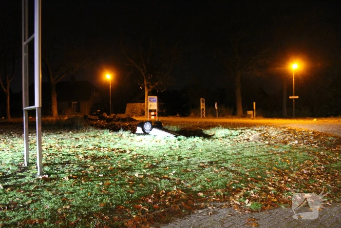 Bestelbus raakt van de weg belandt op de kop in sloot
